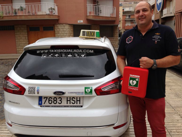 Ricard Tomàs amb el seu vehicle cardioprotegit - Taxis Igualada